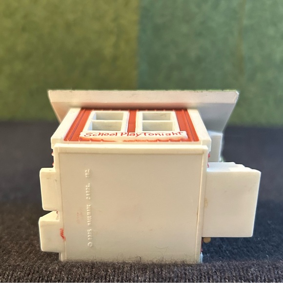 VTG Hallmark LITTLE RED SCHOOLHOUSE school play lighted Christmas Ornament 1985 - Picture 6 of 9